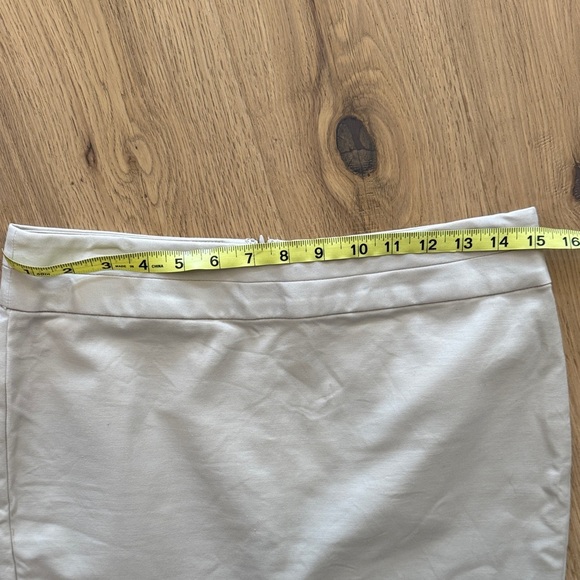 🤍 Banana Republic Cream Skirt
Size 4P (Petite) - Picture 6 of 7